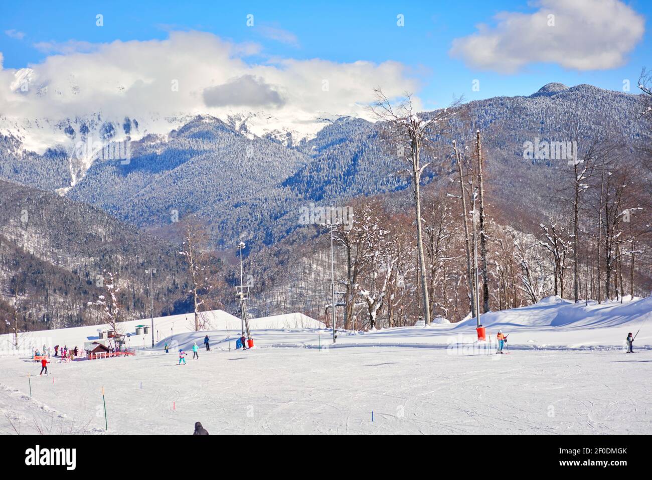 Blick auf die schneebedeckten Berge an einem sonnigen Tag Stockfoto