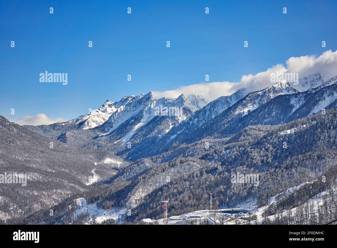 Blick auf die schneebedeckten Berge an einem sonnigen Tag Stockfoto