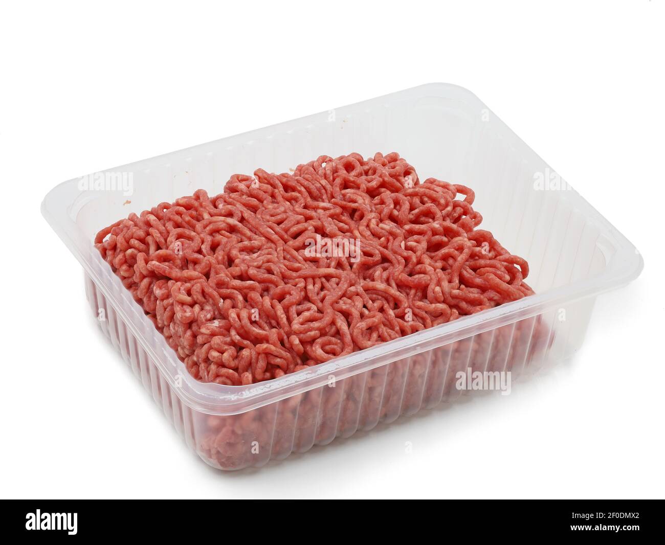 Rohes frisches Rindfleisch Hackfleisch in Kunststoffbehälter auf weiß Hintergrund Stockfoto