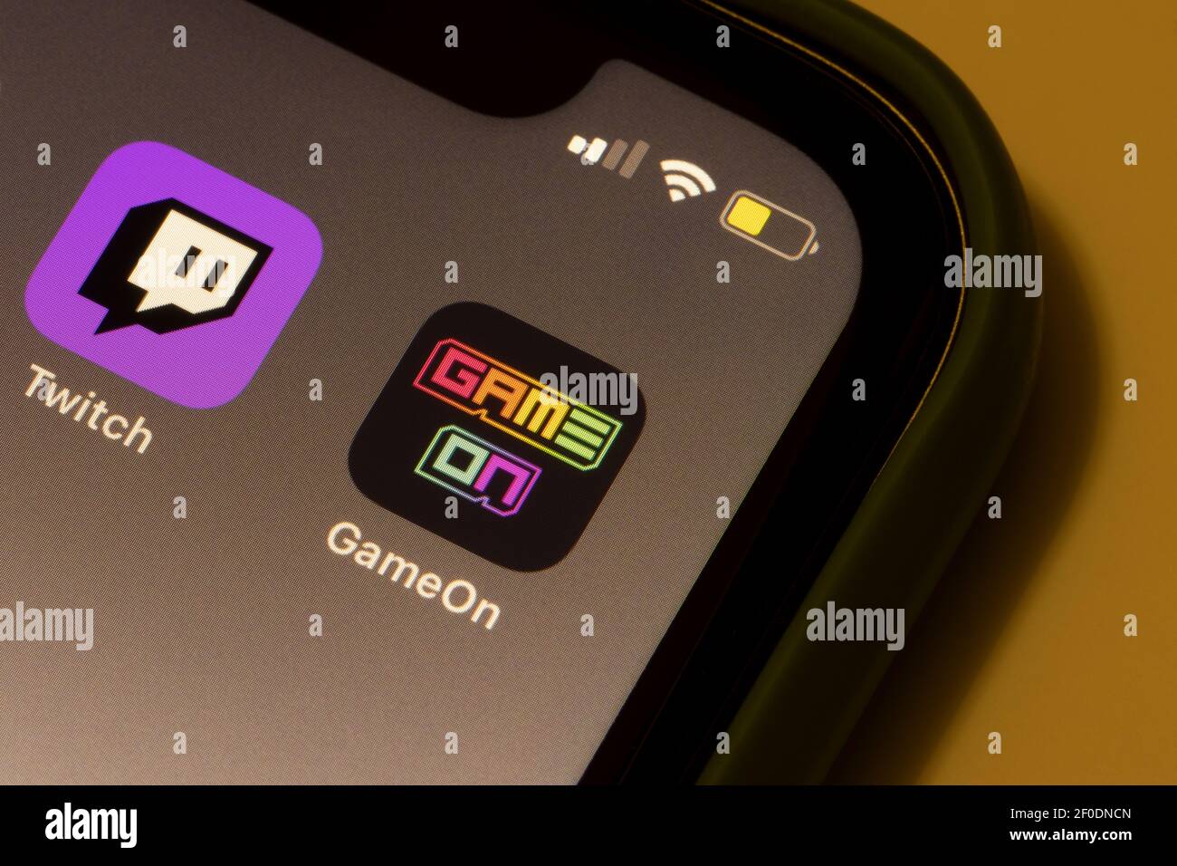 Die Symbole der GameOn- und Twitch-App werden auf einem iPhone angezeigt. Amazons neu gestartete GameOn-App scheint Funktionen zu haben, die denen von Twitch und TikTok ähneln. Stockfoto