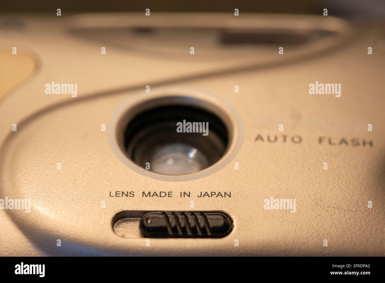 Lens made in Japan schreiben und Kunststoff Knopf auf billige automatische Kamera Stockfoto