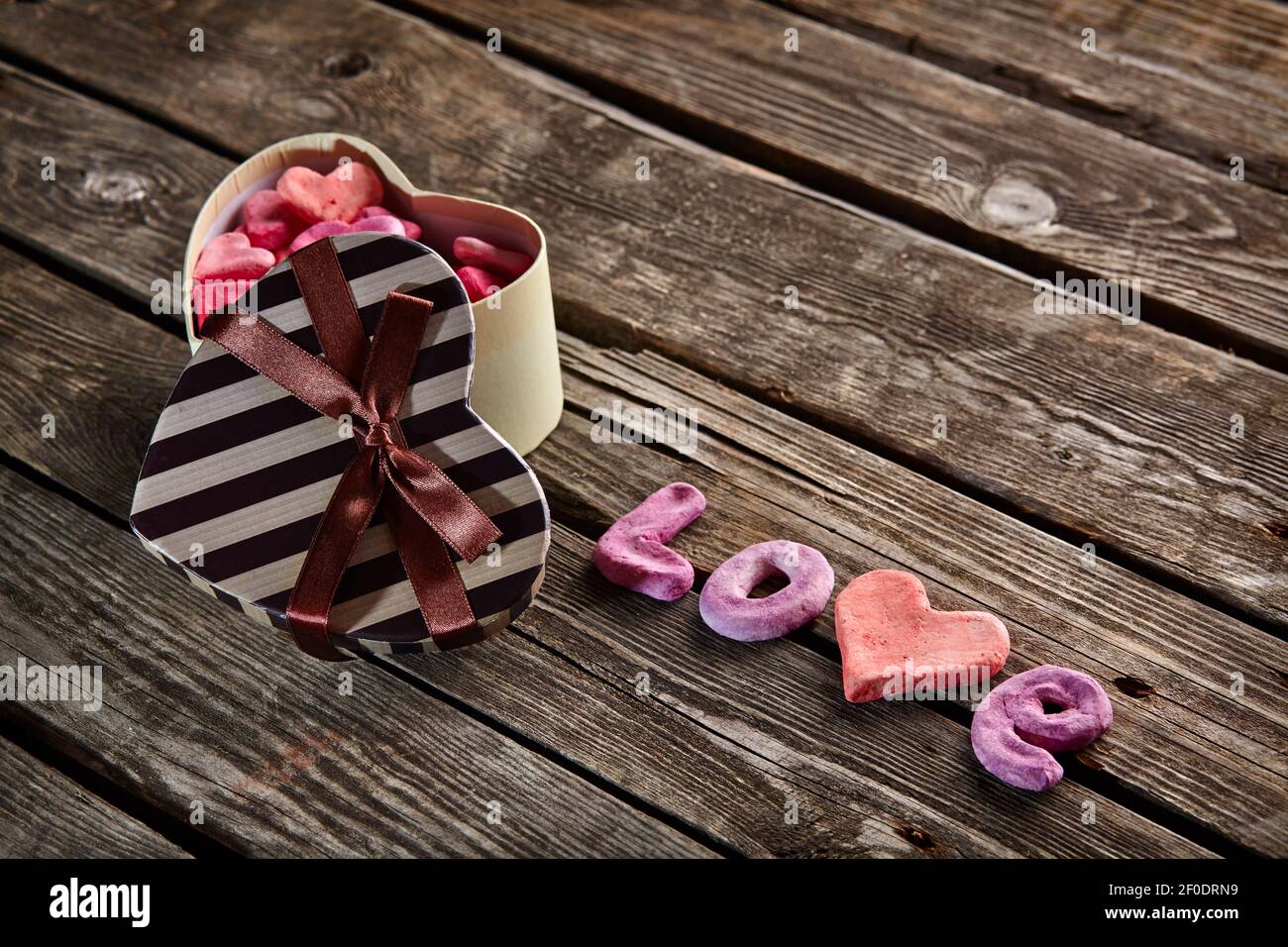 Offene herzförmige Geschenkbox zum Valentinstag Stockfoto