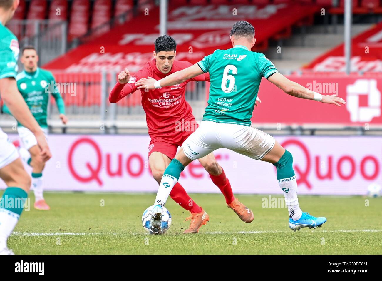 ALMERE, NIEDERLANDE - 6. MÄRZ: Oussama Bouyaghlafen von Almere City FC und Abdallah Aberkane von Excelsior während des niederländischen Keukenkampioendivisie-Spiels Stockfoto