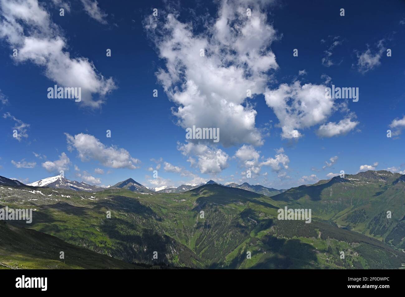 Stubnerkogel Berge mit Schatten der Wolken Landschaft in Österreich Stockfoto