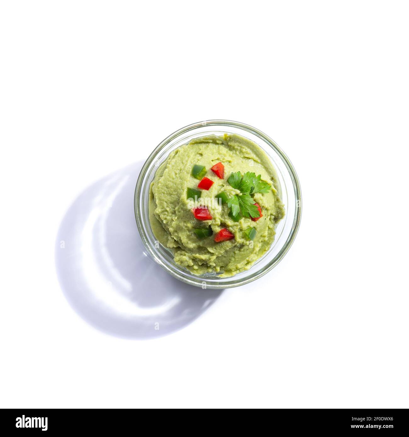 Guacamole Glasschale isoliert auf weißem Hintergrund mit Kopierraum. Draufsicht. Stockfoto