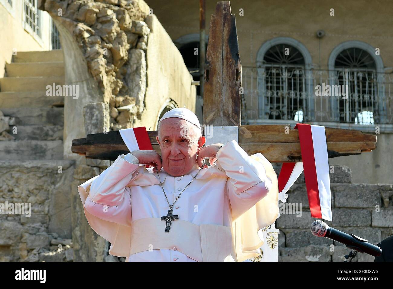 Mosul, Irak. März 2021, 07th. Papst Franziskus nimmt an einer Zeremonie auf einem Platz in der Nähe der Ruinen der Syrisch-Katholischen Kirche der Unbefleckten Empfängnis (al-Tahira-l-Kubra), in der Altstadt des nördlichen Mossul im Irak am 7. März 2021. Papst Franziskus besucht Teile des Nordirak, die am dritten Tag seiner historischen Reise durch das Land von Aktivisten des Islamischen Staates (IS) gehalten wurden. Photo : Vatican Media via ABACAPRESS.COM Credit: Abaca Press/Alamy Live News Stockfoto