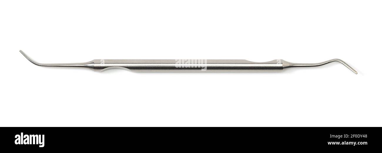 Zahnarztausrüstung: Diagnostische doppelseitige parodontale Sonde, Edelstahl Explorer. Dentalwerkzeug auf weißem Hintergrund isoliert, Makro Nahaufnahme. Stockfoto