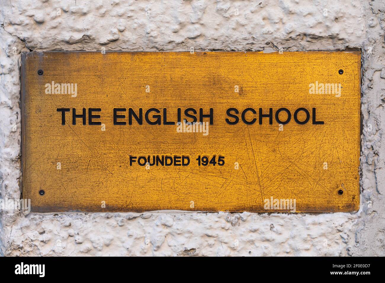 Bronzezeichen der englischen Schule, einer privaten internationalen Schule, die 1945 von katholischen Nonnen gegründet wurde, im Bezirk Meilahti in Helsinki, Finnland Stockfoto