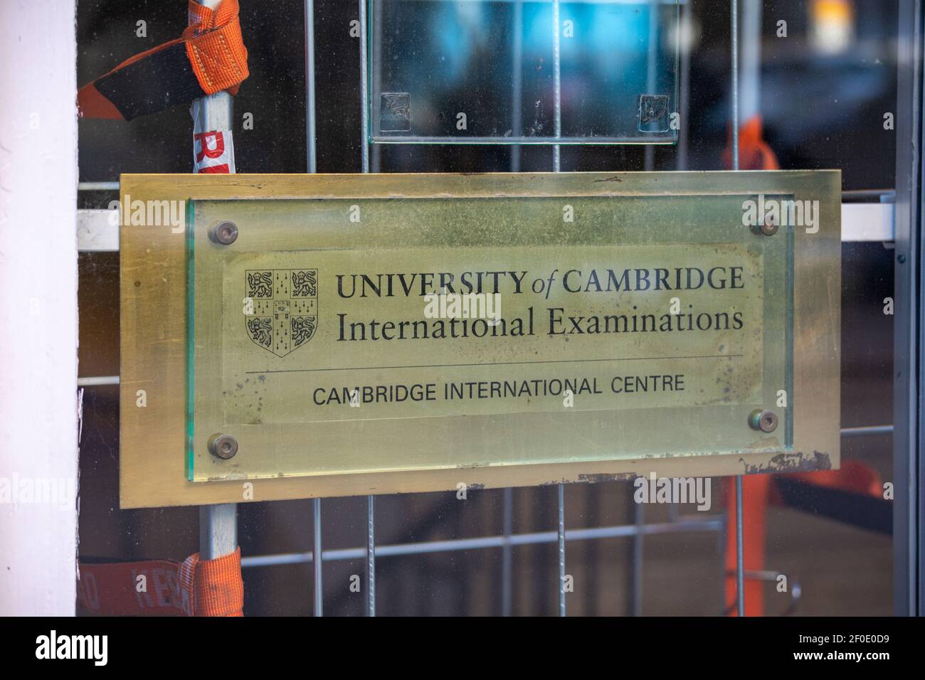 Internationale Prüfungen der Universität Cambridge. Schild an der Tür der englischen Schule in Helsinki, Finnland. Stockfoto