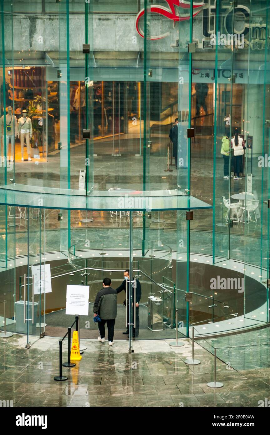 Die IFC Mall in Shanghais Lujiazui, Pudong District, China an einem kalten regnerischen frühen Frühlingstag gesehen. Stockfoto