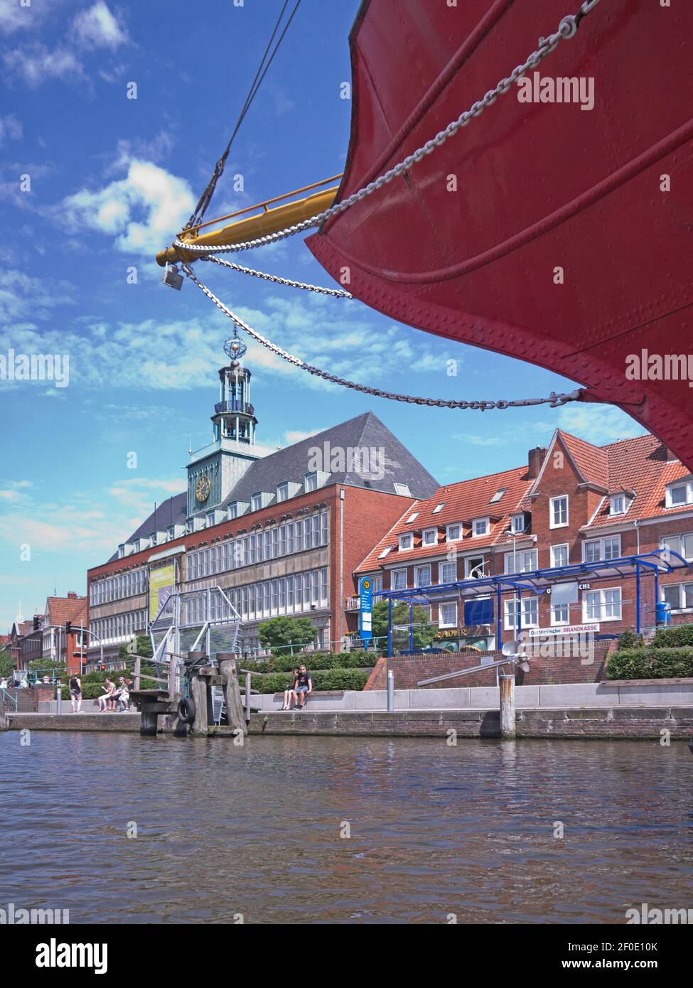 Rathaus von Emden vor Bug des Leutschiffes Stockfoto