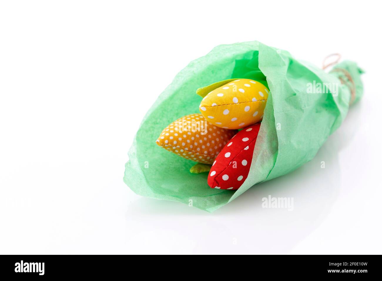 Gewebte Tulpenblüten auf weißem Hintergrund. Gratulatory Banner oder Post zum Verkauf auf Instagram. Stockfoto