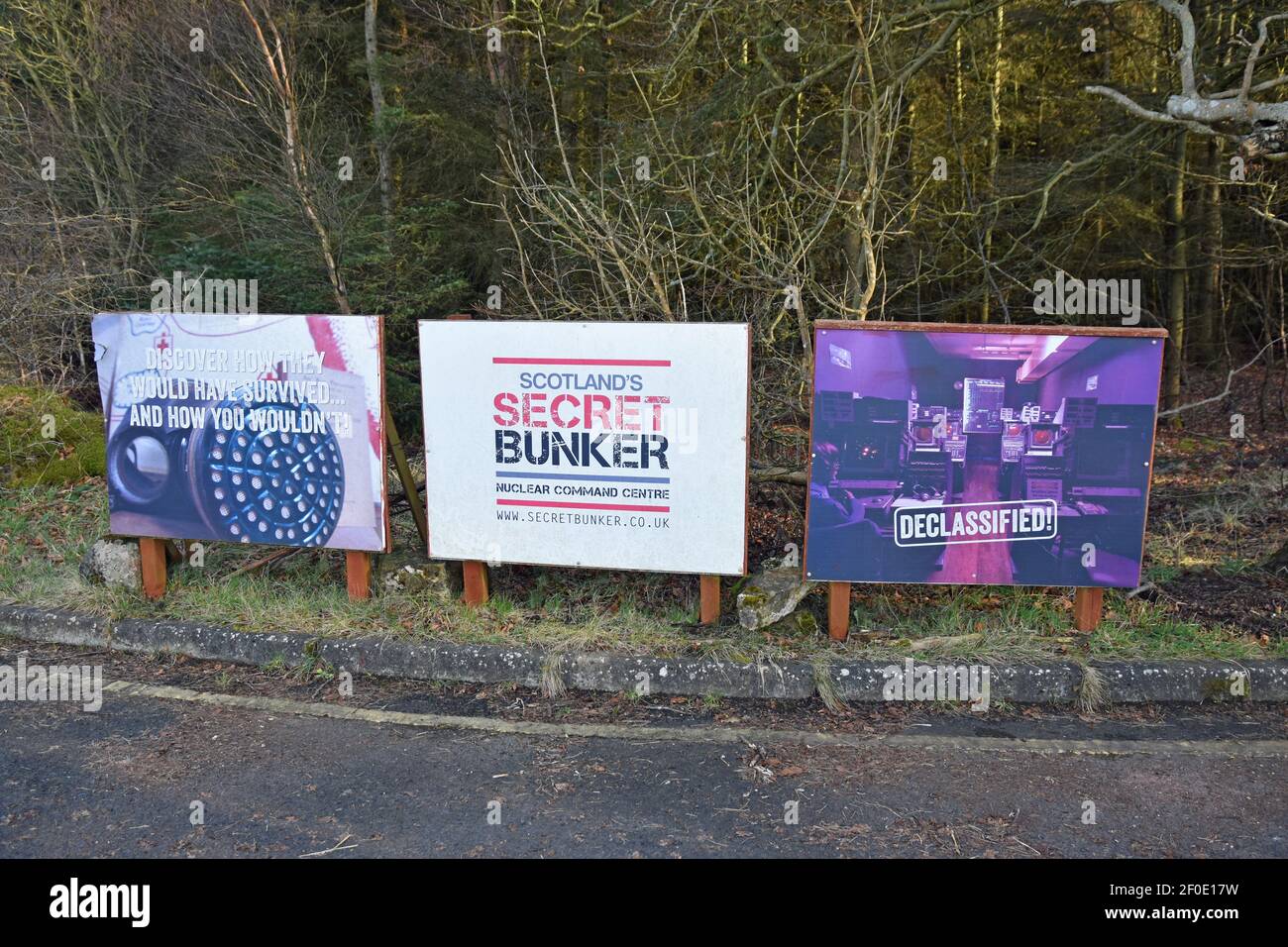 Schilder an der Einfahrtsstraße zum Secret Bunker in Fife, Schottland, die die Attraktion anzeigen. Dies ist ein Atombunker aus dem Kalten Krieg. Stockfoto