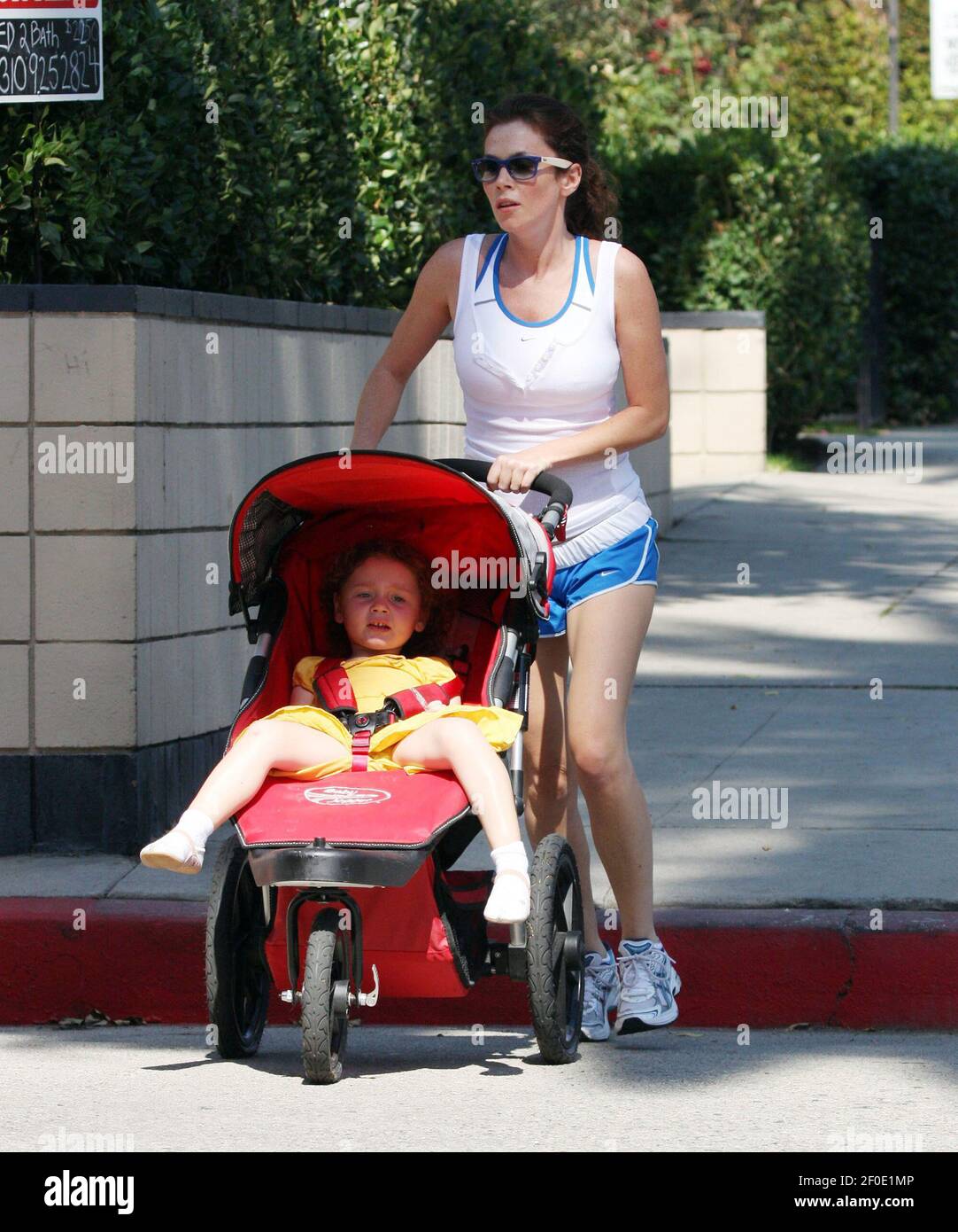 LOS ANGELES: Anna Friel der Star der USA-Komödie Pushing Daisies sieht toll aus, als sie beim Schlagen von Baby Gracie in den Hollywood Hills joggt. Die britische Schauspielerin Anna wurde von einer Freundin begleitet, als sie am Donnerstag, dem 9th. Oktober in Los Angeles unter der kalifornischen Sonne auf die Straßen schlug. Stockfoto