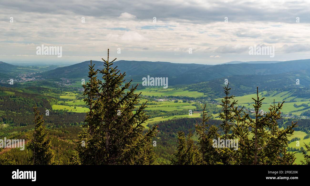 Jesenik Stadt, Bela Flusstal und Hügel der Zlatohorska vrchovina Berge mit Zlaty chlum Hügel von Tocnik Hügel in Jeseniky Berge in tschechischen Rep Stockfoto