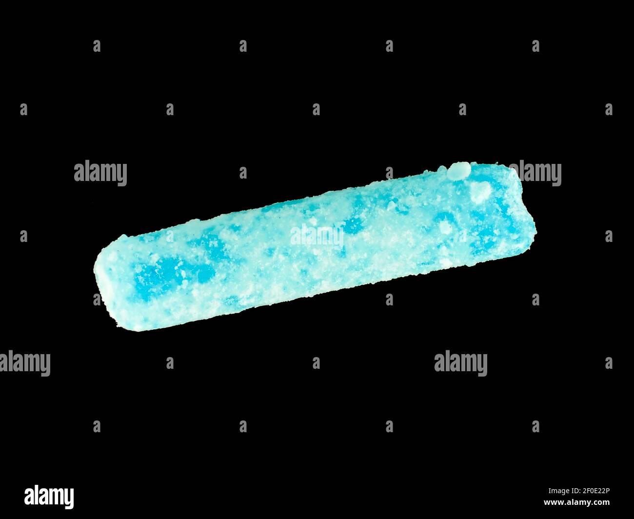 Blauer Kristall in Waschmittel unter dem Mikroskop Stockfoto