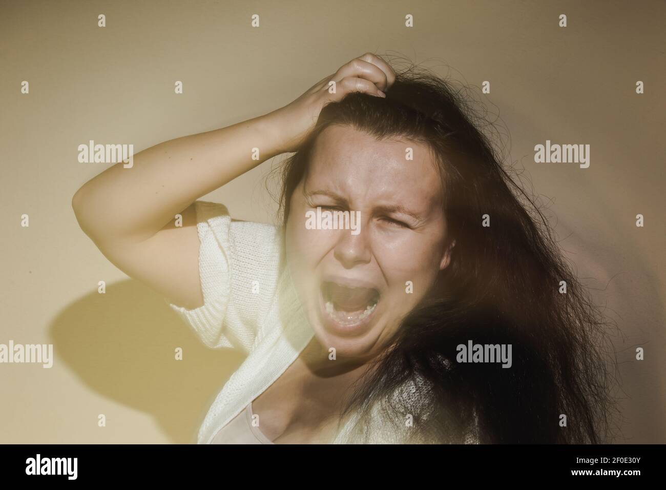 Junge Frau, die an einer schweren Depression oder Angststörung, Bedrängnis und Angst Konzept Stockfoto