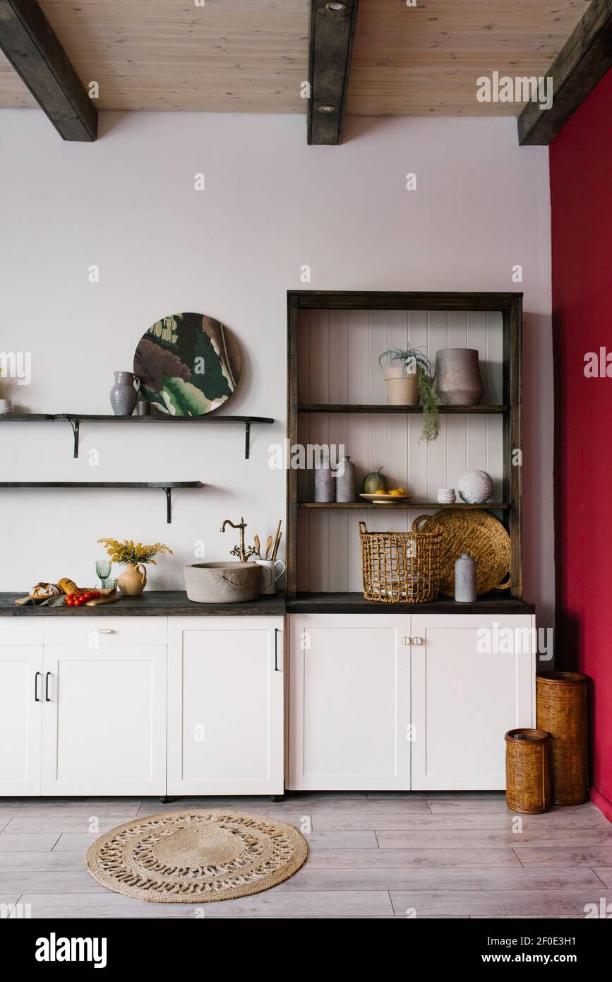 Skandinavische klassische Küche mit Holz- und weißen Details, minimalistisches Interieur. Stockfoto