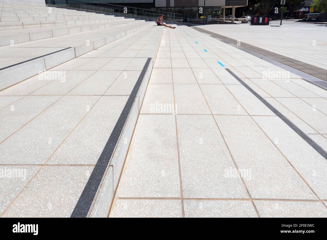 Eine Einzelperson sitzt auf den riesigen Stufen neben dem Science and Engineering Building an der University of New South Wales fertiggestellt im Februar 2019 Stockfoto