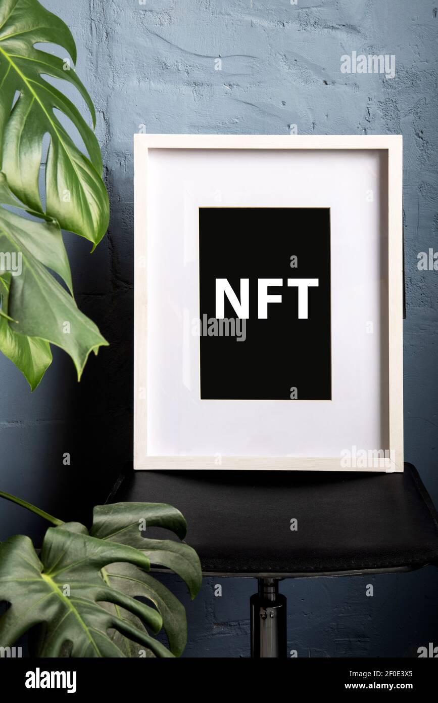 NFT non - fungible Token Inschrift im Kunstrahmen. Ein nicht-fungible Token (NFT) ist ein spezieller Typ von kryptografischem Token, der eindeutig ist Stockfoto