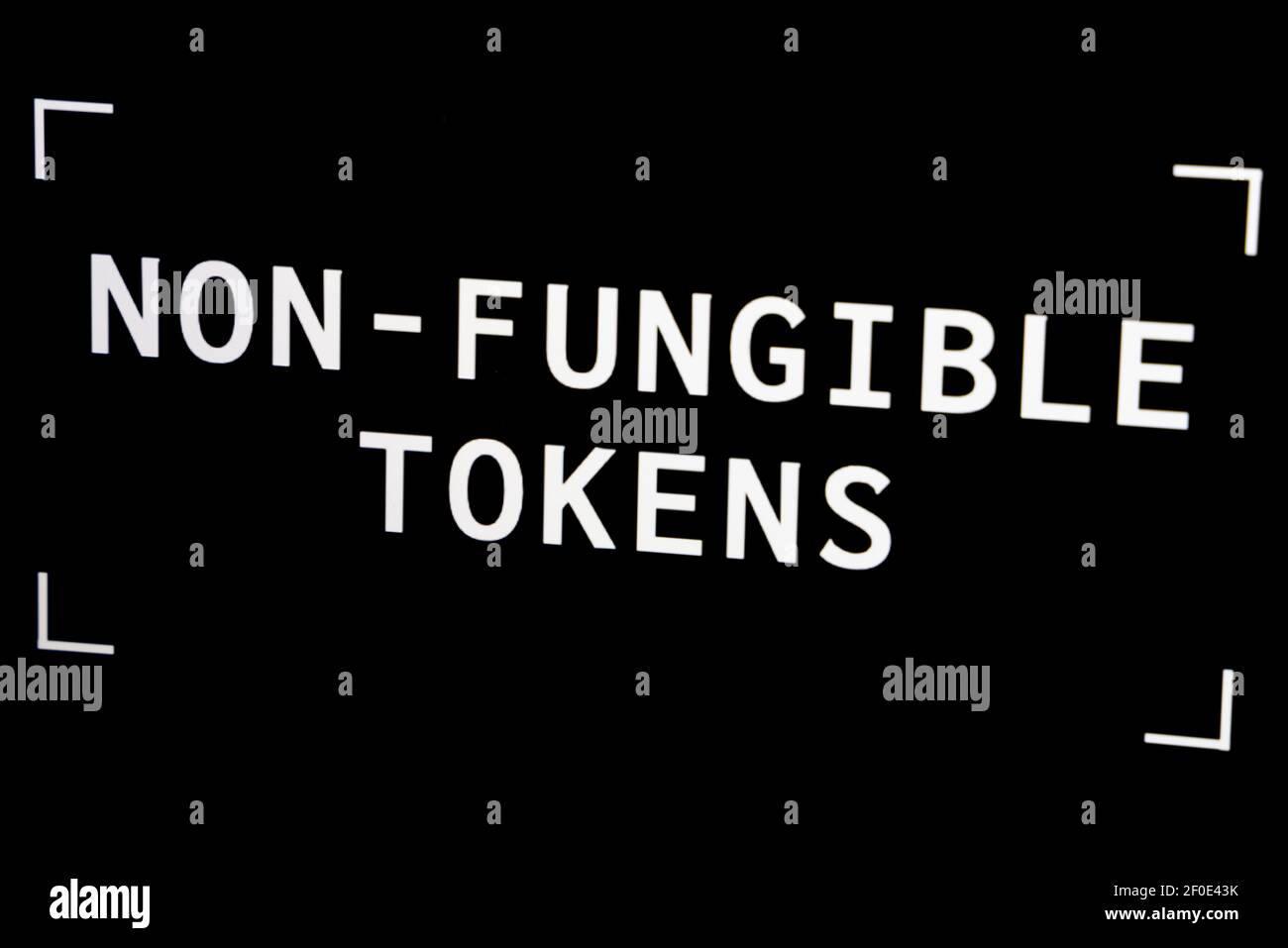 NFT nicht - fungible Token Inschrift auf schwarzem Hintergrund. Ein nicht-fungible Token (NFT) ist ein spezieller Typ von kryptografischem Token, der eindeutig ist Stockfoto