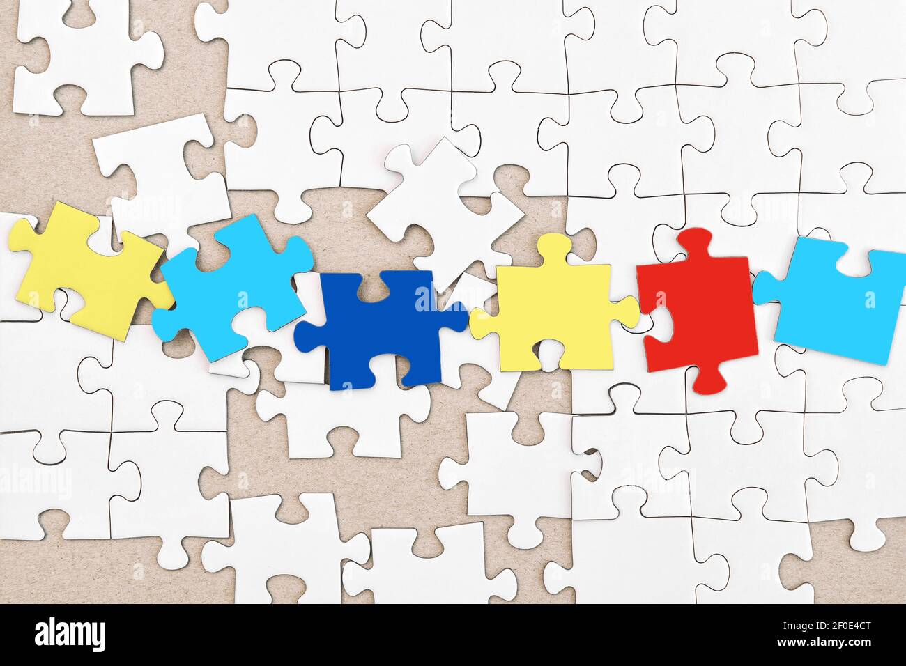 Autismus psychische Gesundheit Tag. Puzzle Puzzle Hintergrund. Papierstruktur Stockfoto