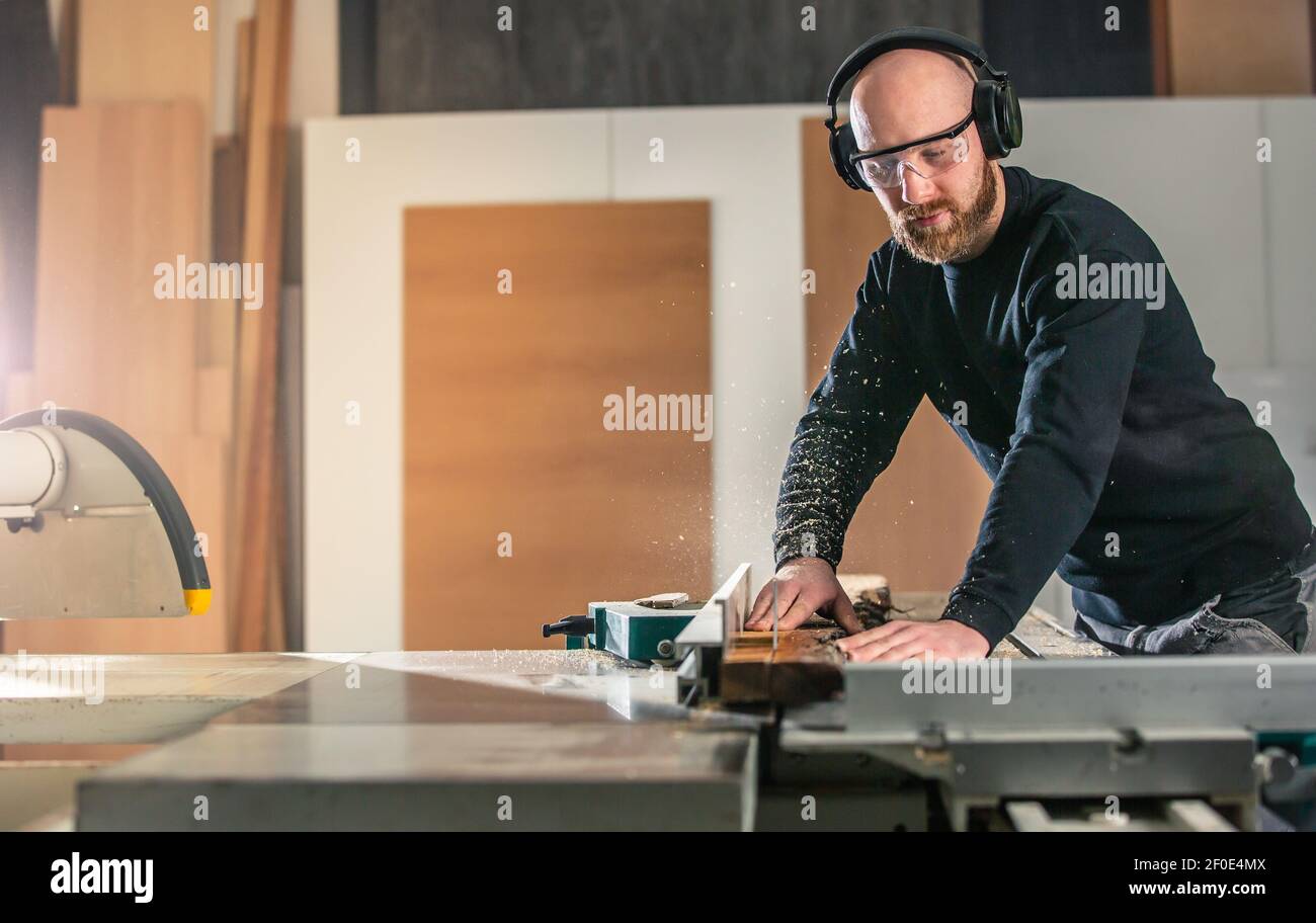 Schreinerei, Holzbearbeitung und Möbelherstellung, professioneller Schreiner, der Holz in der Schreinerei schneidet, industrielles Konzept Stockfoto