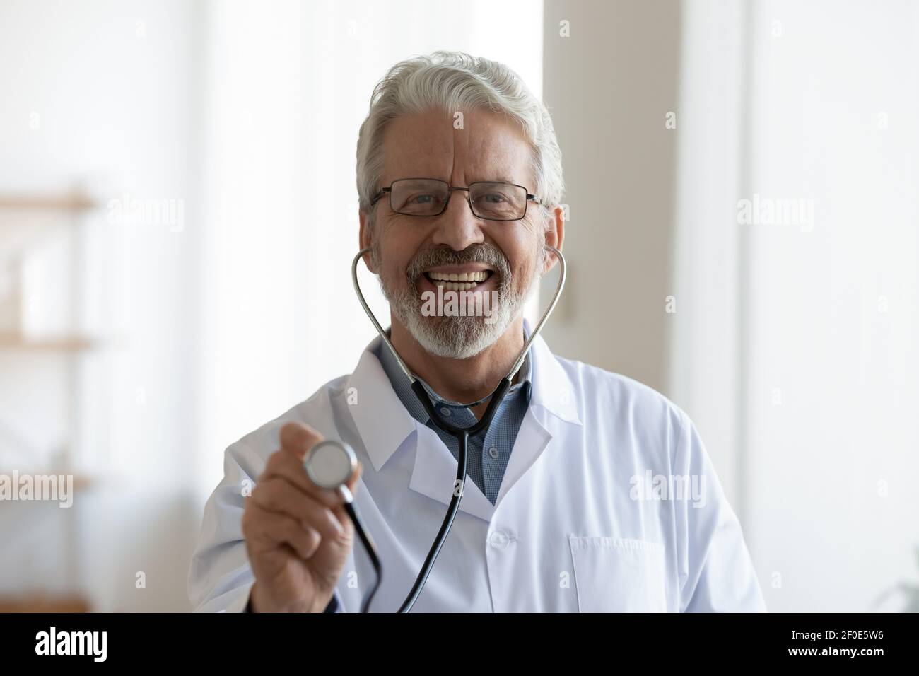 Kopfbild Porträt von lächelnd reifen männlichen Arzt mit Stethoskop Stockfoto