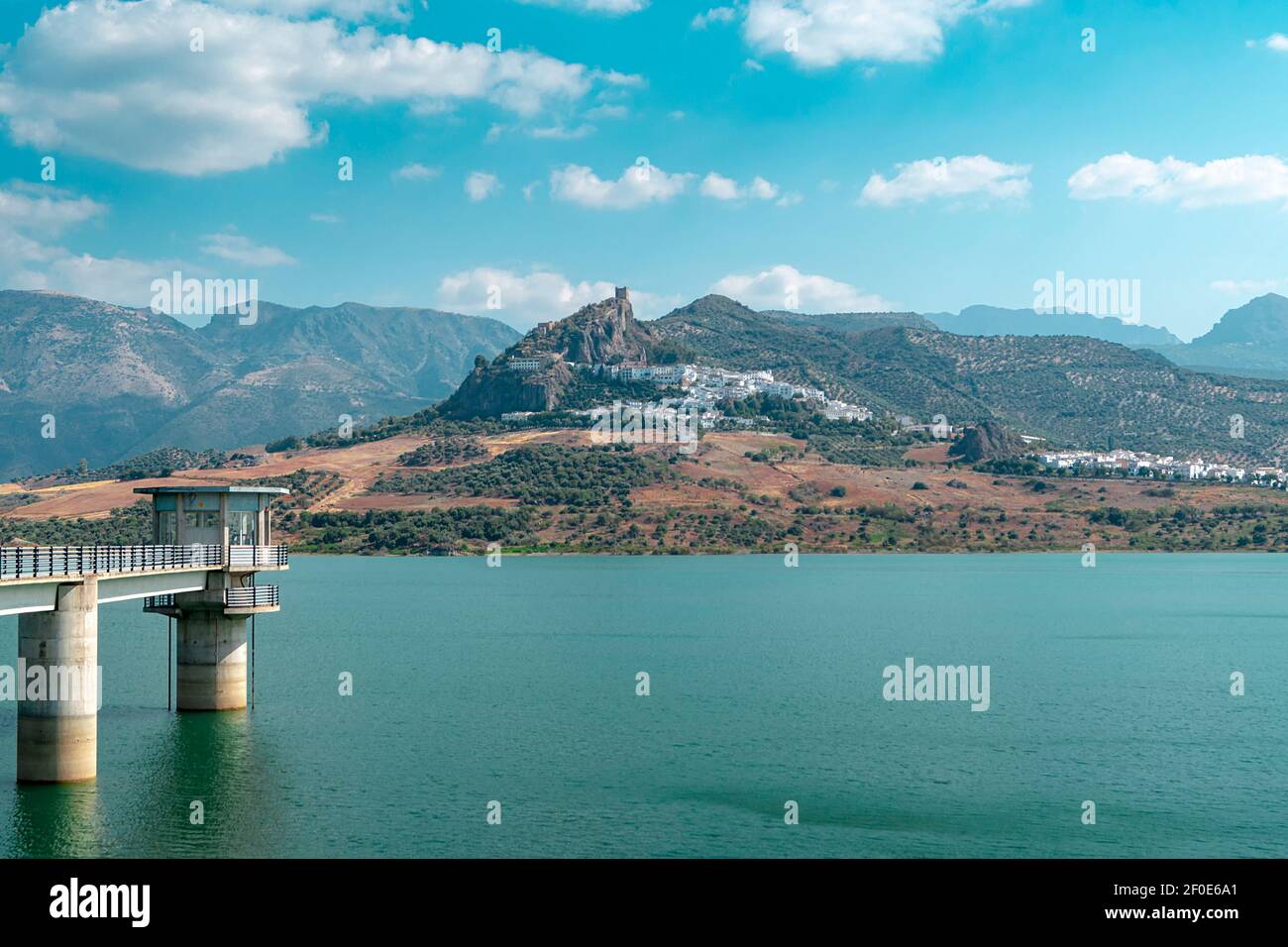 Foto von der Straße, die den Zahara-El Gastor Stausee umgibt und die zu der schönen weißen Stadt Zahara de la Sierra führt, lokalisieren Stockfoto