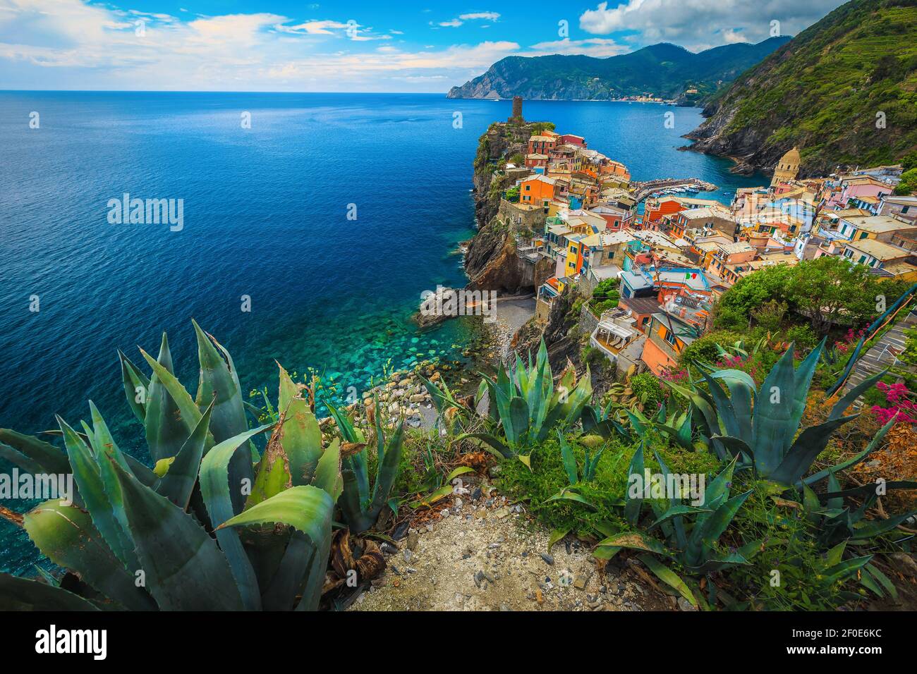 Bewundernswert Vernazza Dorfblick mit bunten Häusern vom Wanderweg, Cinque Terre, Ligurien, Italien, Europa Stockfoto