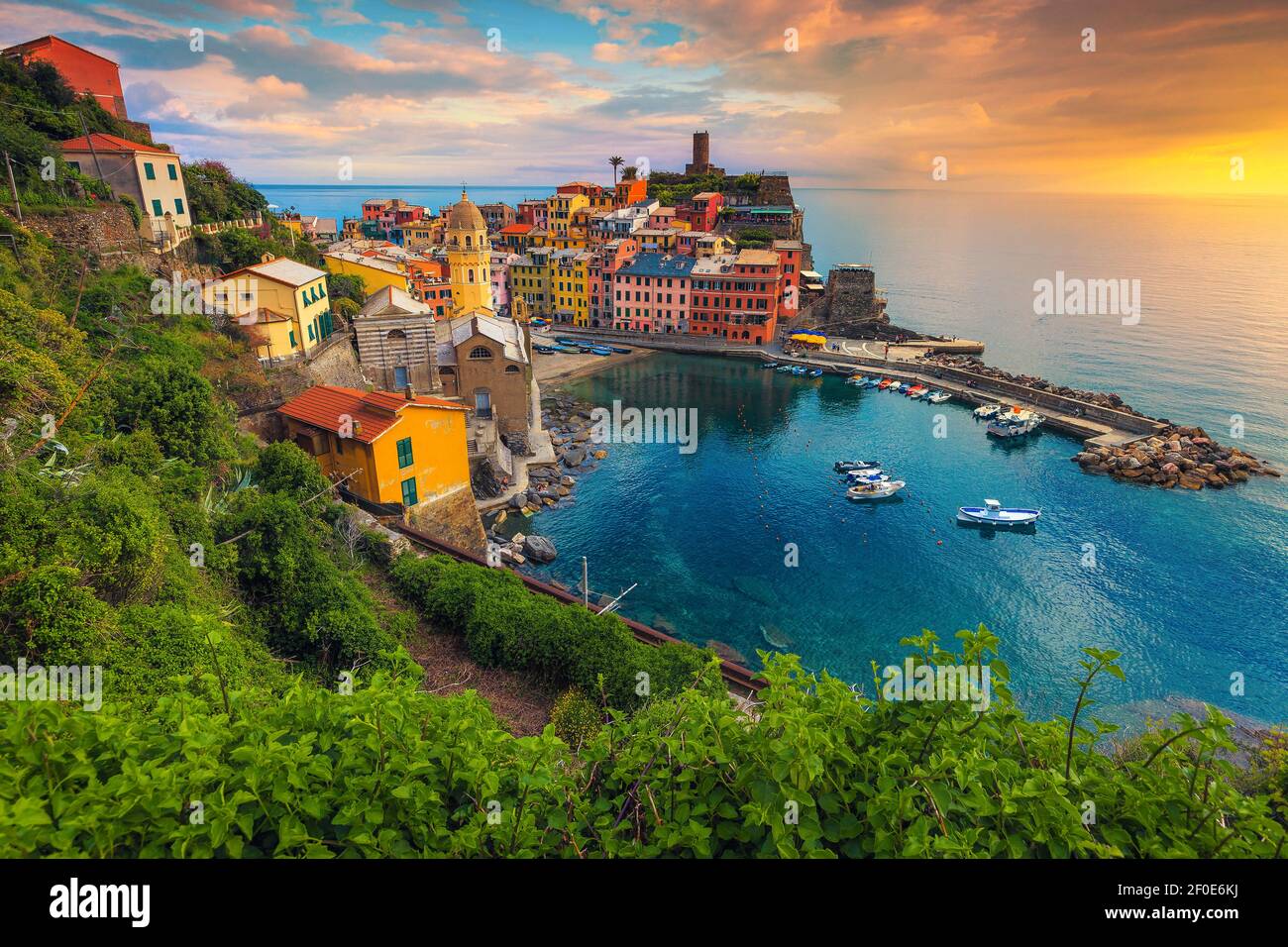 Berühmte Vernazza Dorf Blick mit bunten Häusern und kleinen Hafen bei Sonnenuntergang, Cinque Terre, Ligurien, Italien, Europa Stockfoto
