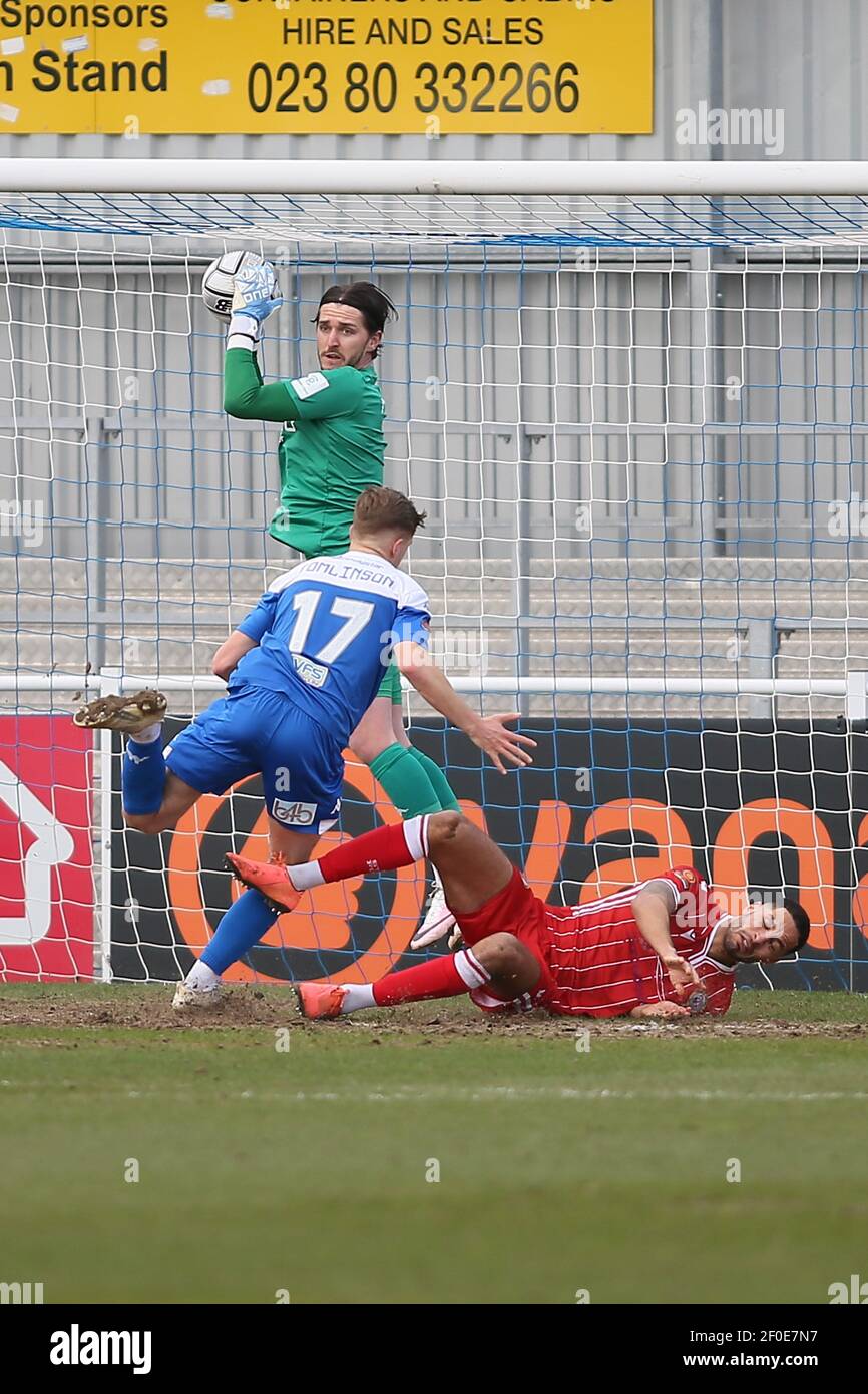 Eastleigh, Großbritannien. März 2021, 06th. Joe McDonnell (#1 Eastleigh) spart sich während des National League-Spiels zwischen Eastleigh FC und Bromley FC im Silverlake Stadium in Eastleigh, England Credit: SPP Sport Press Foto. /Alamy Live Nachrichten Stockfoto