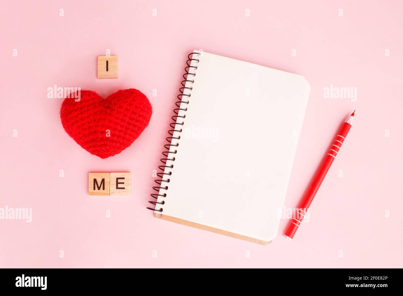 Ein Notizbuch mit einem geschriebenen Satz Ich liebe mich auf rosa Hintergrund. Konzept psychische Gesundheit Journaling, gesunde Denkweise, mich selbst akzeptieren Stockfoto