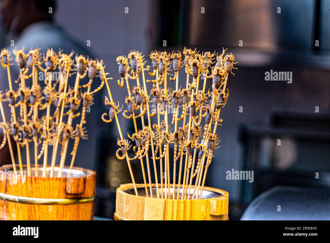 Peking, China. 3rd. Juni 2017. Der Donghuamen Nachtmarkt ist voll von Einheimischen und Touristen, die für abenteuerliches Street Food kommen Stockfoto
