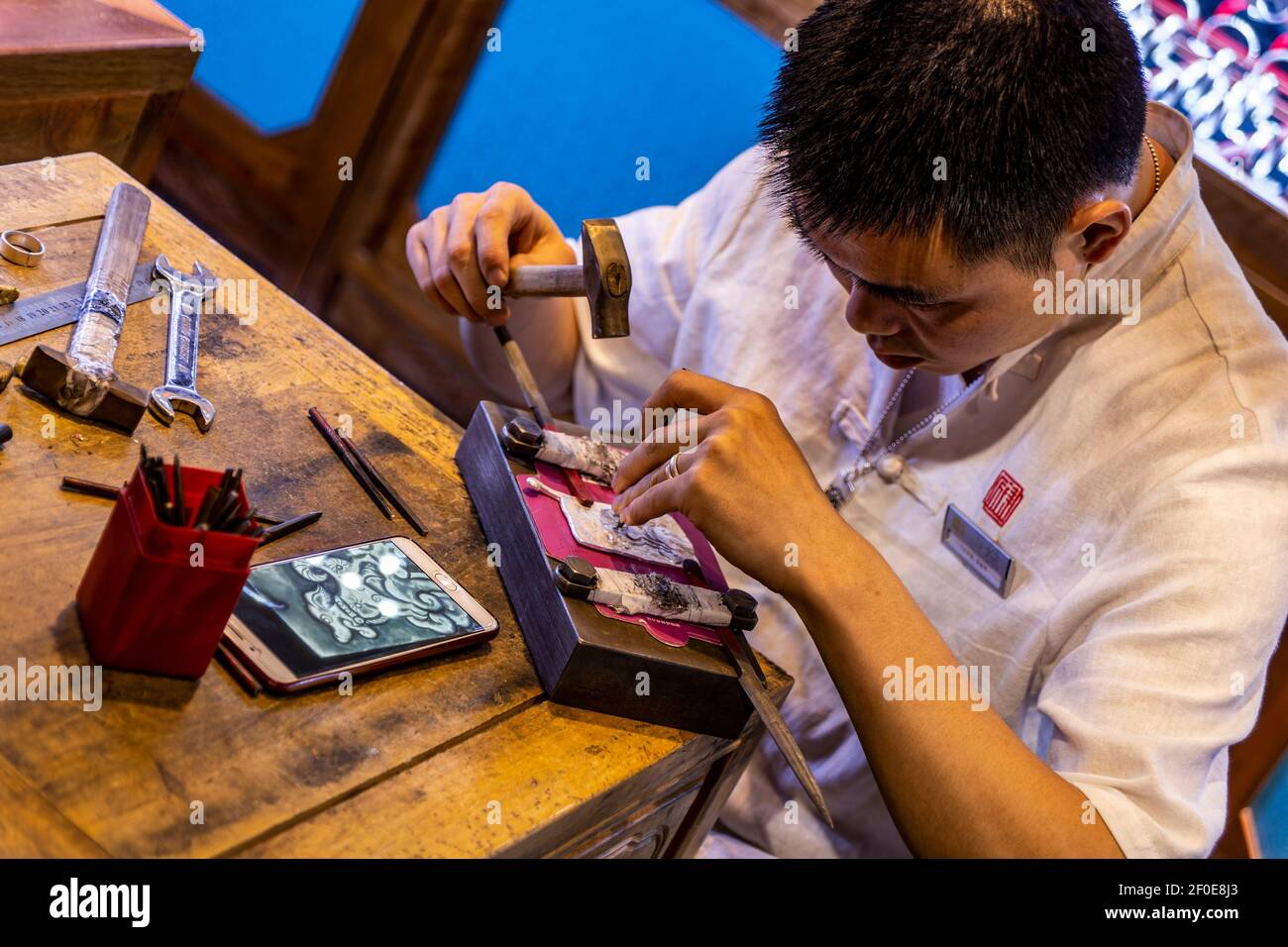 Peking, China. 3rd. Juni 2017. Handwerker Metallgraveur auf Donghuamen Nachtmarkt in Peking, China. Stockfoto
