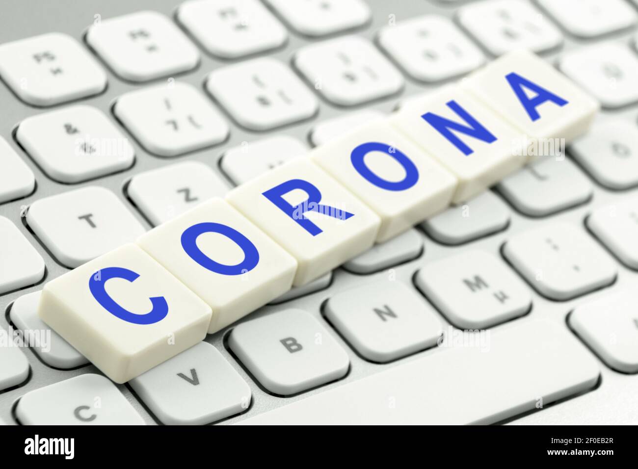 Corona und PC-Tastatur aus nächster Nähe Stockfoto
