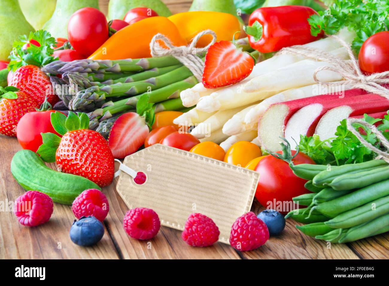 Obst und Gemüse mit Label auf Holz Stockfoto