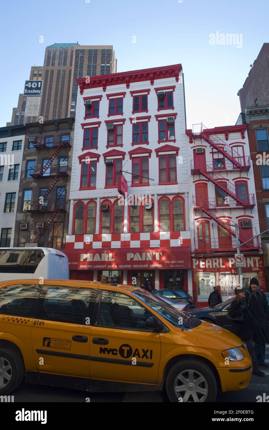 Der Pearl Paint Discounter Art Supply Store auf der Canal Street in New York wird am Sonntag, 7. Februar 2010 gesehen. Die beliebte Pearl Paint schloss 2014 nach mehreren Jahren der Verkleinerung und Kostensenkung. Die Gebäude, in denen sich das Kunstgeschäft befand, sollen bereit sein, in eine Wohnanlage umgewandelt zu werden. (Foto von Richard B. Levine) *** Bitte nutzen Sie die Gutschrift aus dem Kreditfeld *** Stockfoto