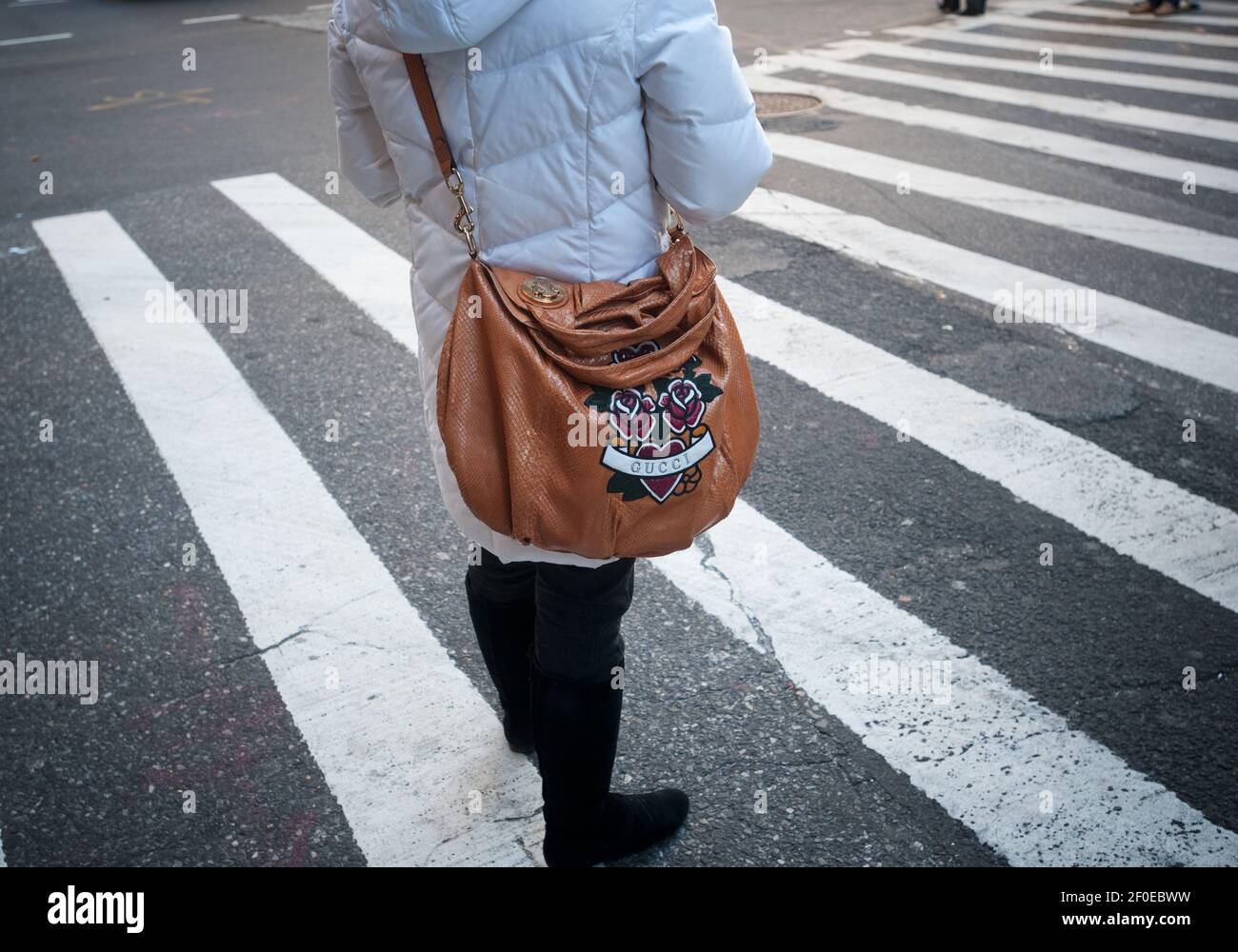Eine Frau mit einer Gucci Handtasche, die am Mittwoch, den 22. Dezember  2010 in New York ihr „Joy“ Hearts and Roses-Design zeigt. Der französische  Luxuseinzelhändler Kering, der Eigentümer von Gucci, Balenciaga und