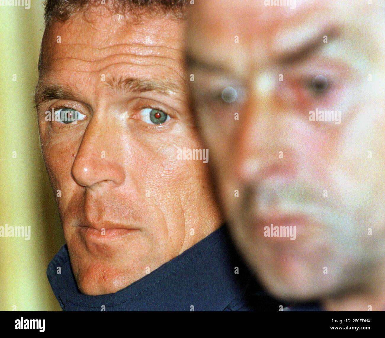 CRICKET WORLD CUP ENGLAND V INDIEN IN EDGBASTON. ENGLAND CAPTIAN ALEC STEWART UND DAVID LLOYD WÄHREND DER PRESSE CONFF. BILD DAVID ASHDOWN.England Cricket Kapitän Alec Stewart Mai 1999 und England Trainer David Lloyd Gesicht der Presse, nachdem England gegen Indien in der Cricket World Cup in Edgbaston verlieren Stockfoto