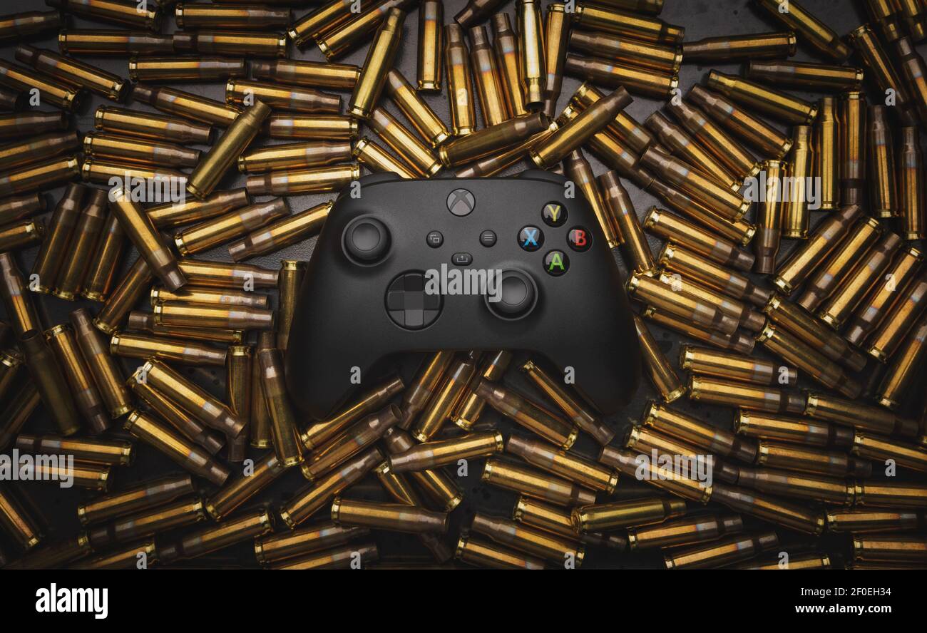 29. Januar 2021, Odessa, Ukraine. . Ein schwarzer Xbox Wireless Controller. Kompatibel Xbox Serie X/S, Xbox One vor dem Hintergrund der leeren Patrone Stockfoto