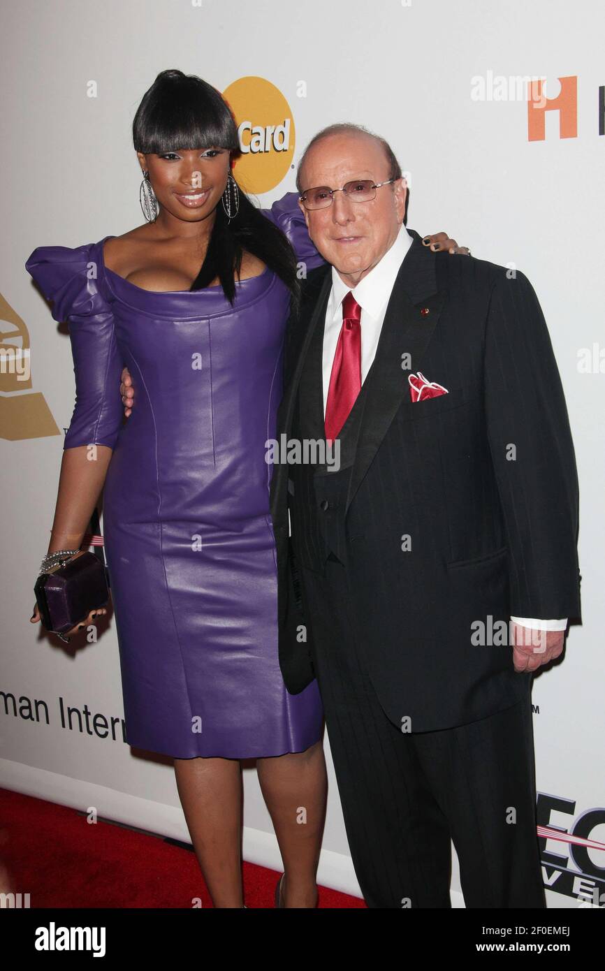30. Januar 2010- Beverly Hills, Kalifornien- Jennifer Hudson und Clive Davis kommen zur Clive Davis Pre-Grammy Gala in Beverly Hills. Foto: Krista Kennel/Sipa Press./clivedavis,135/1001311011 Stockfoto