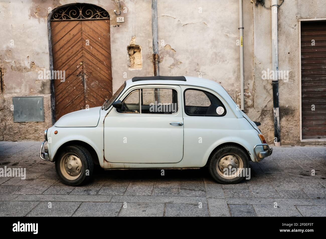 Vintage Fiat 500 geparkt auf einer Straße in Italien Stockfoto