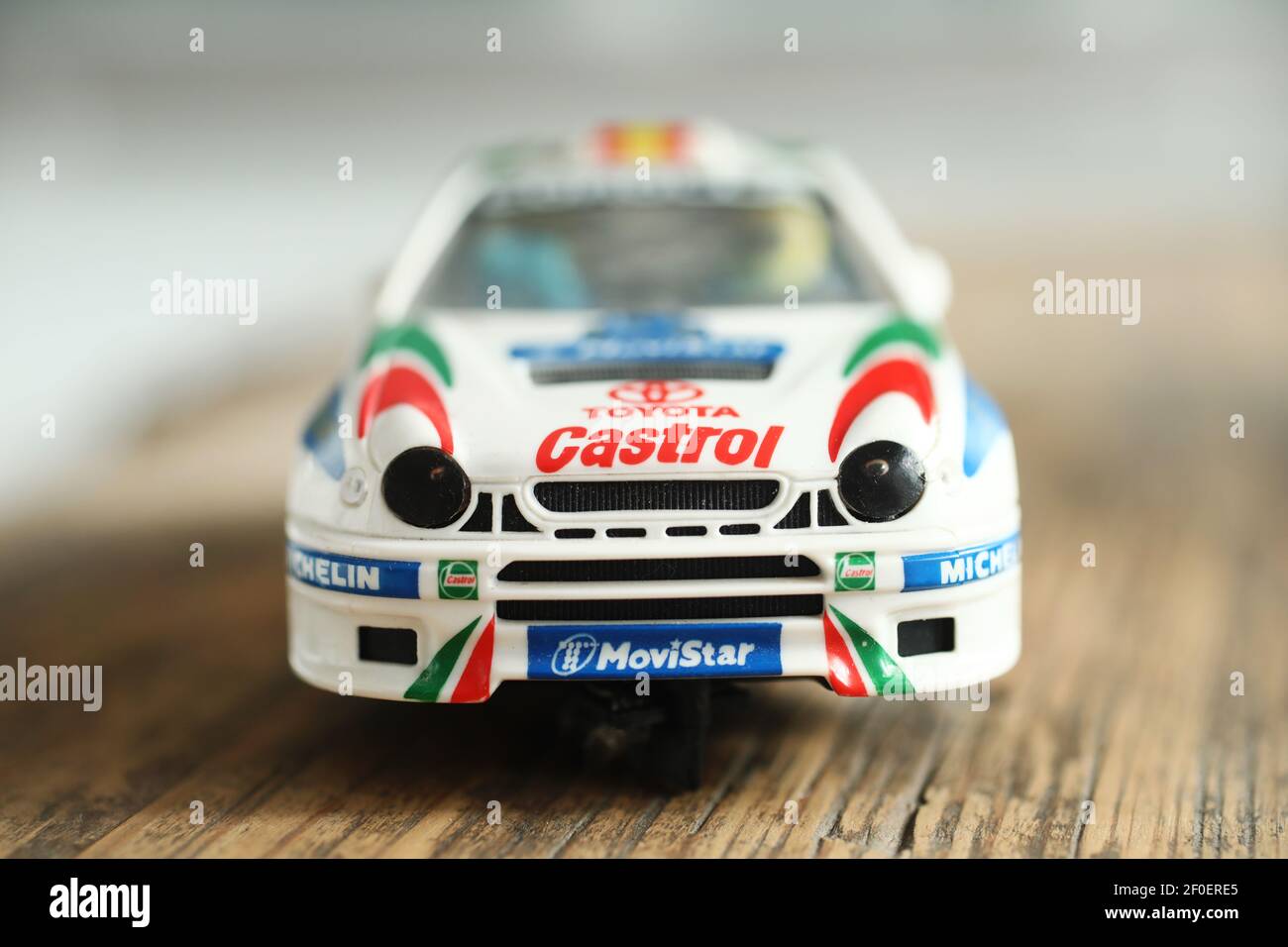 MOTALA, SCHWEDEN - 2. MÄRZ 2021: Ein toyota Corolla WRC Scalextric Auto. Stockfoto