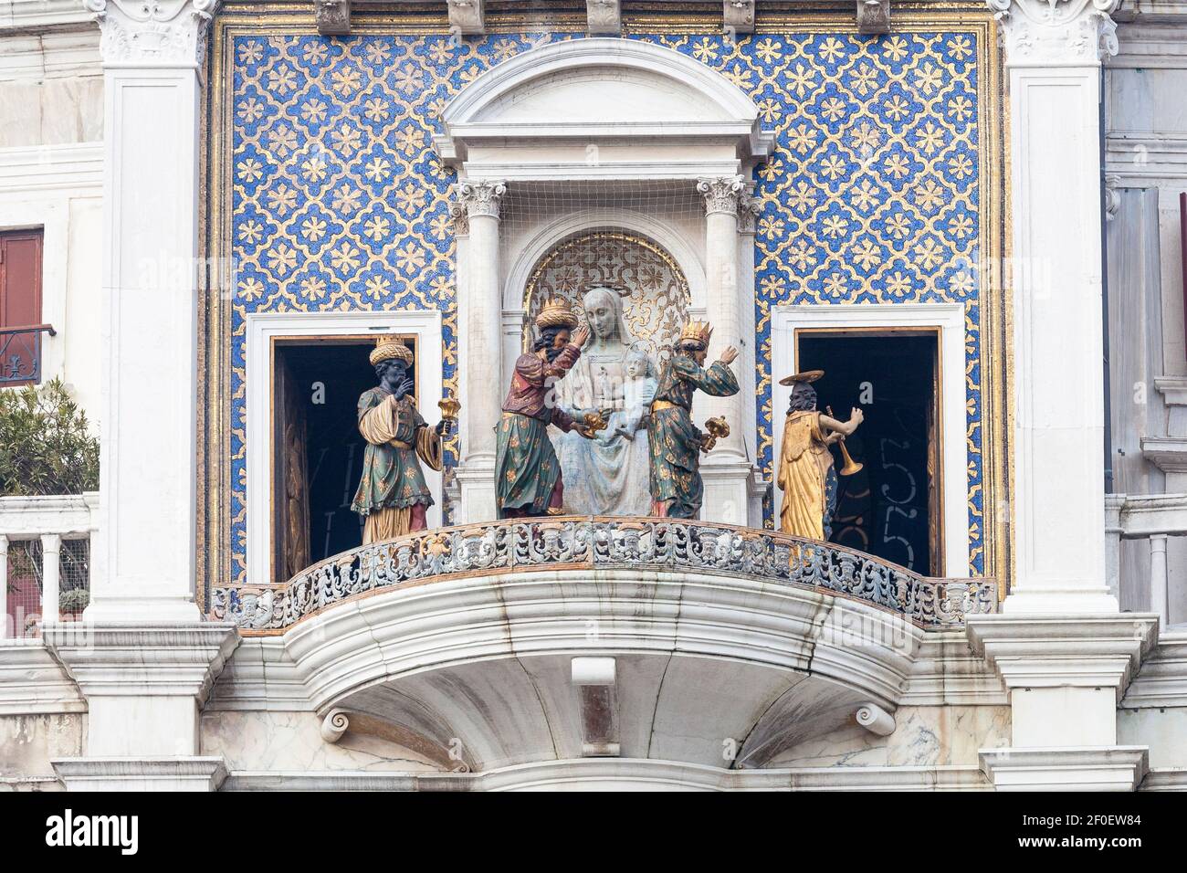 Uhrenturm, San Marco, Venedig, Italien bei Epiphanie mit der Prozession der Heiligen drei Könige und Engel an Maria und dem Jesuskind vorbei, einer von nur zwei Tagen im Jahr Stockfoto