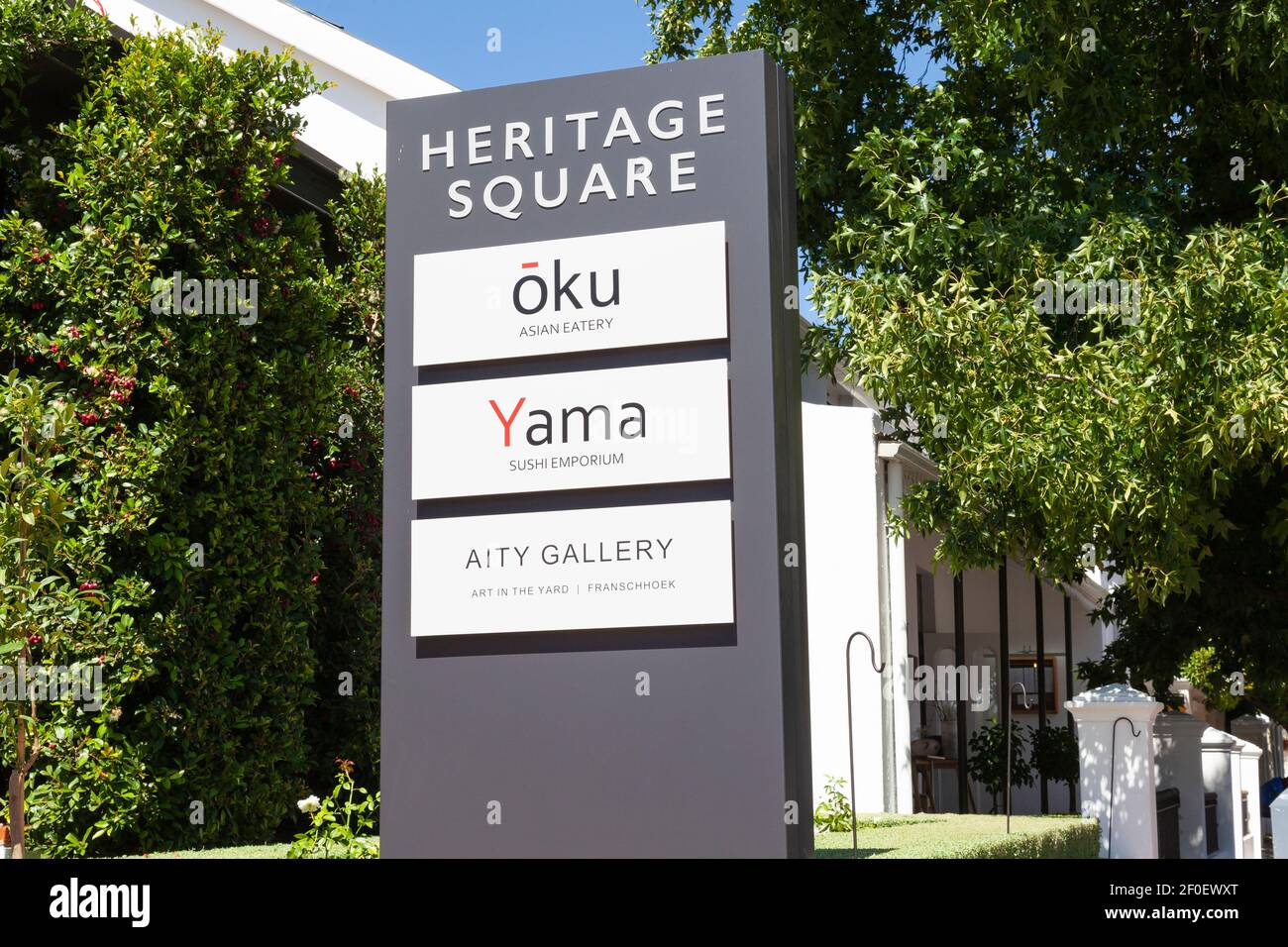 Beschilderung am Heritage Square für Oku Asian Eatery, Yama Sushi Bar, Aity Gallery, Franschhoek, Western Cape Winelands, Westkap, Südafrika Stockfoto