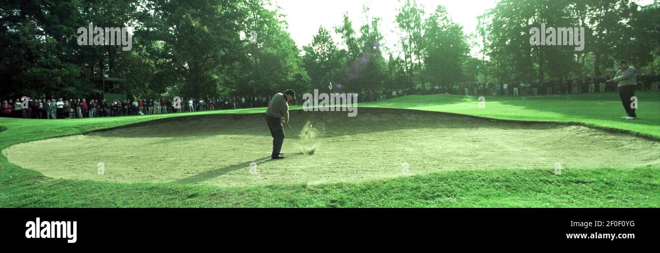 MARK O'MEARA OKTOBER 1999PLAYS AUS DEM BUNKER AM 15TH AUF DEM WEG ZU EINEM DRAMATISCHEN SIEG ÜBER NICK PREIS IM HALBFINALE DES WELTMATCHSPIELS MEISTERSCHAFT IN WENTWORTH Stockfoto