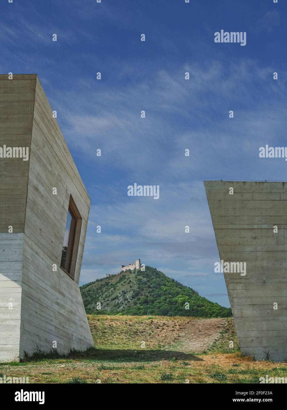PAVLOV, TSCHECHISCHE REPUBLIK - 23. Juli 2021: Betongebäude des Archeoparks Pavlov, modernes Museum mit Blick auf den Hügel mit Ruinen der Burg Devicky. Stockfoto