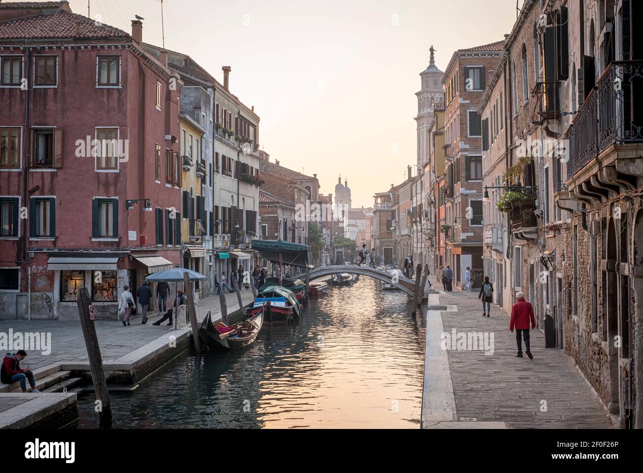 Venedig, Italien. Campo San Barnaba ist ein campo (Platz) im Dorsoduro Sestiere von Venedig, Italien. Die Kirche des Viertels ist die San Barnaba. Stockfoto