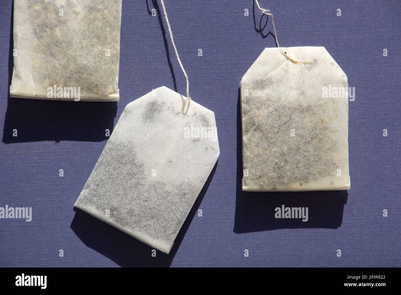 Draufsicht auf drei liegende Papier Teebeutel gefüllt mit aromatischen Schwarzer Tee Stockfoto